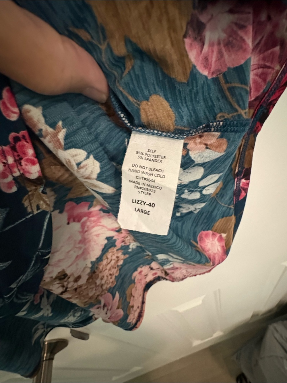 Dear Scarlett Lush Floral V-Neck Women’s Top - Teal with Pink Floral Sz L - Picture 3 of 8